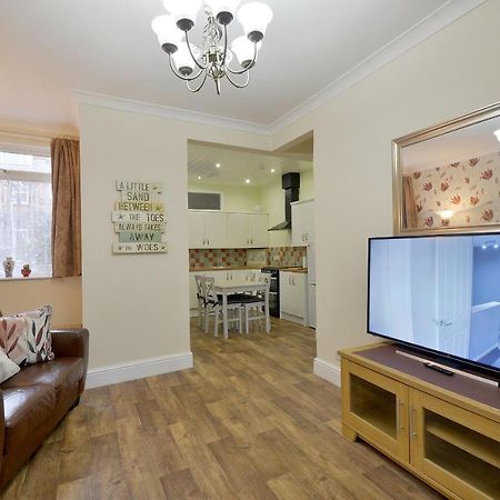 Ground Floor Apartment Up To 6 Guests With Games Chill Out Room Скарбъро Екстериор снимка