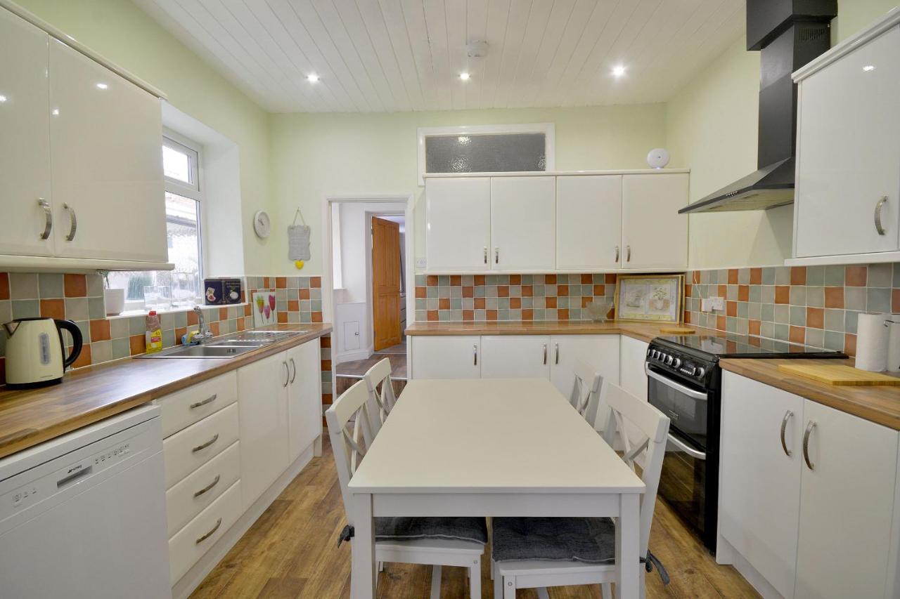 Ground Floor Apartment Up To 6 Guests With Games Chill Out Room Скарбъро Екстериор снимка