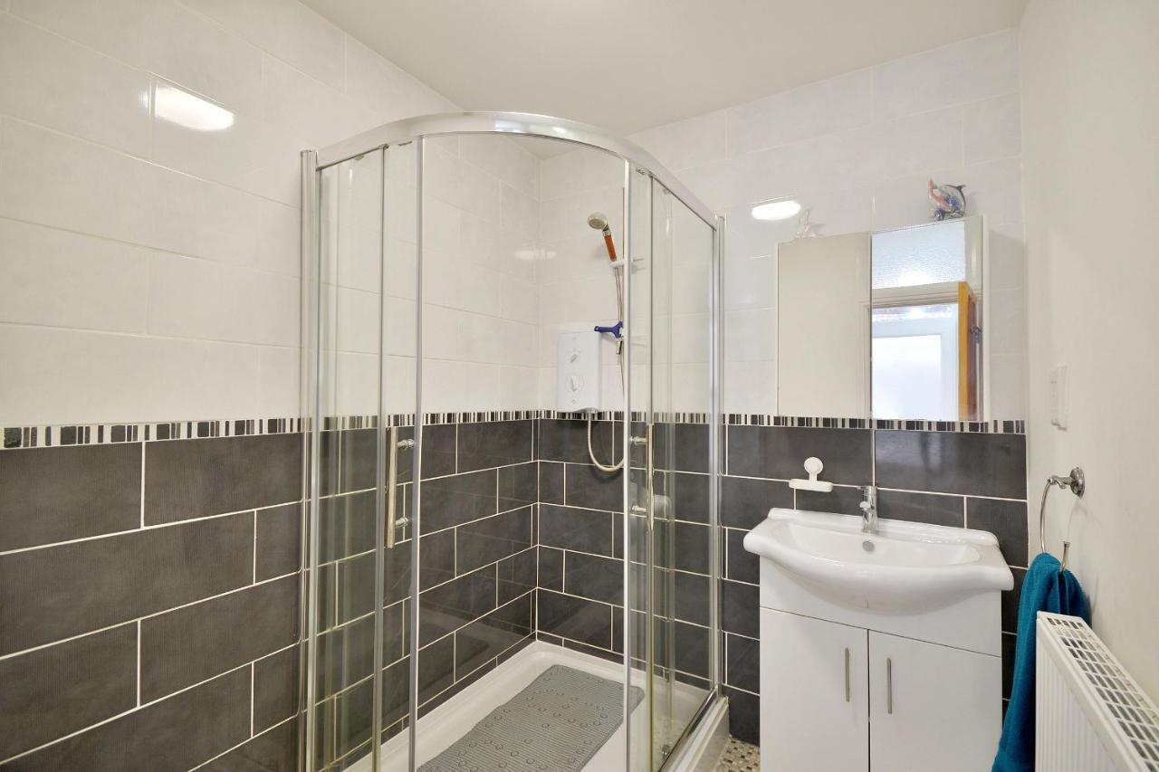 Ground Floor Apartment Up To 6 Guests With Games Chill Out Room Скарбъро Екстериор снимка
