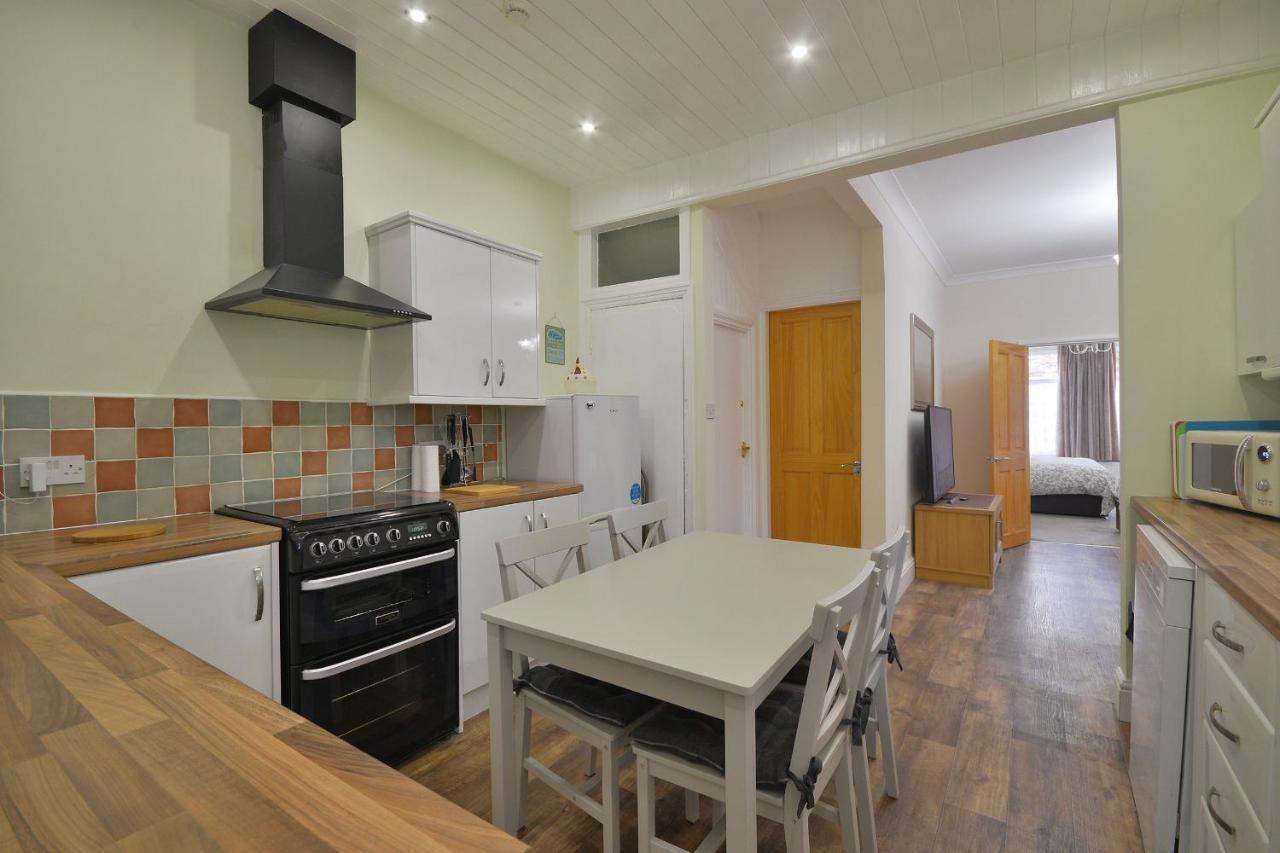 Ground Floor Apartment Up To 6 Guests With Games Chill Out Room Скарбъро Екстериор снимка